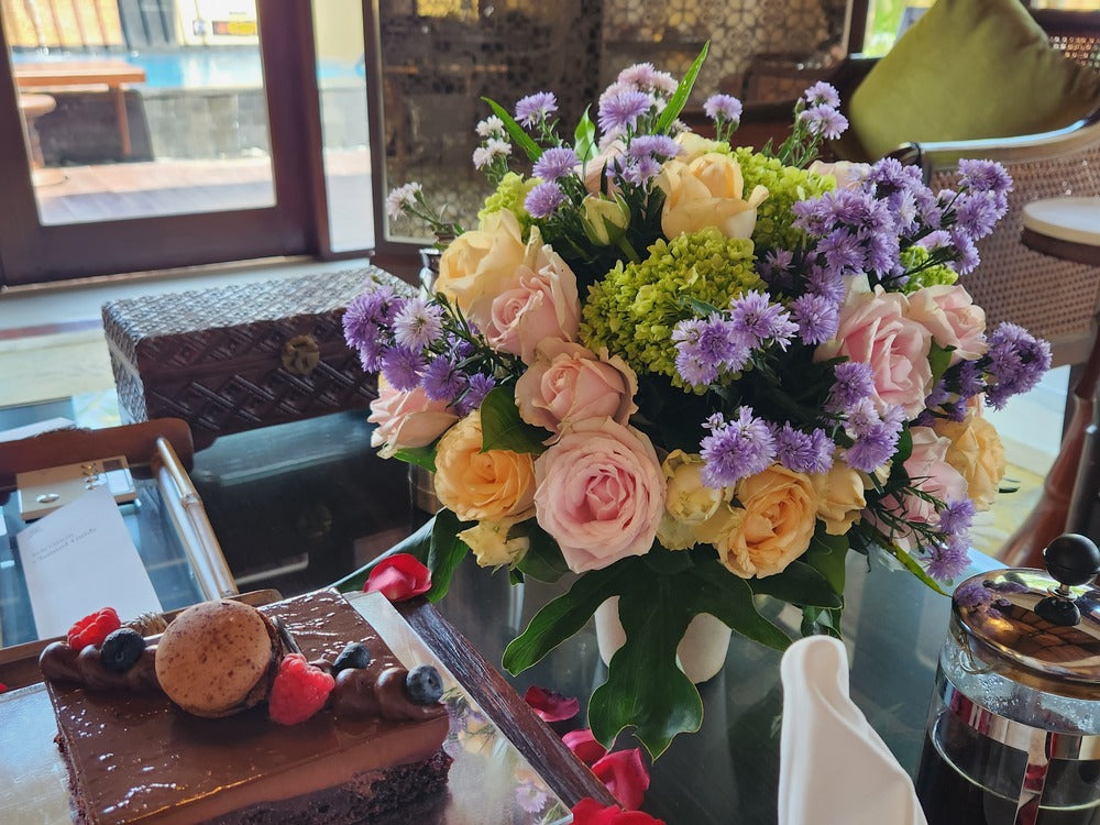 お部屋にはケーキとお花