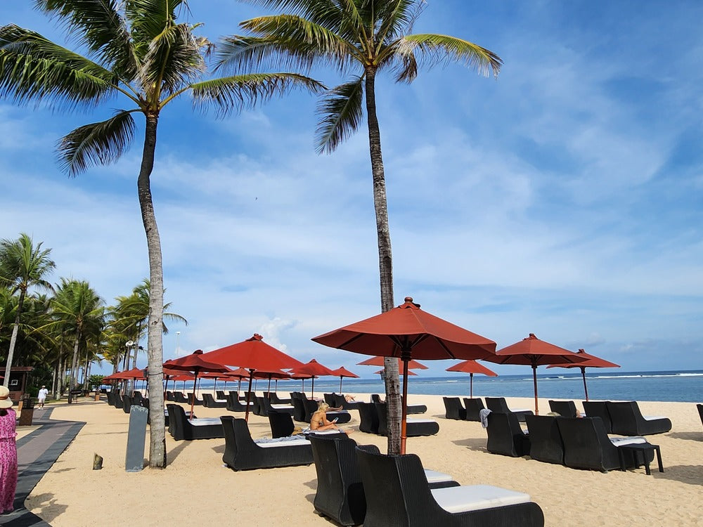 パラソルが並ぶビーチ