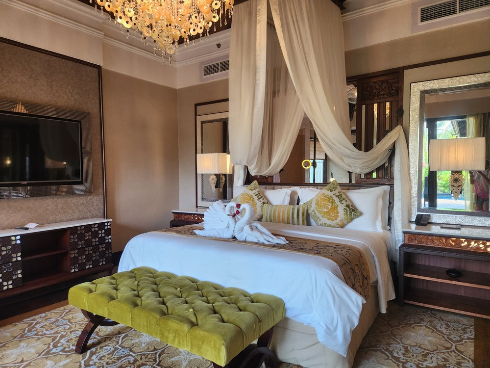 クラシックとリゾートが融合したベッドルーム