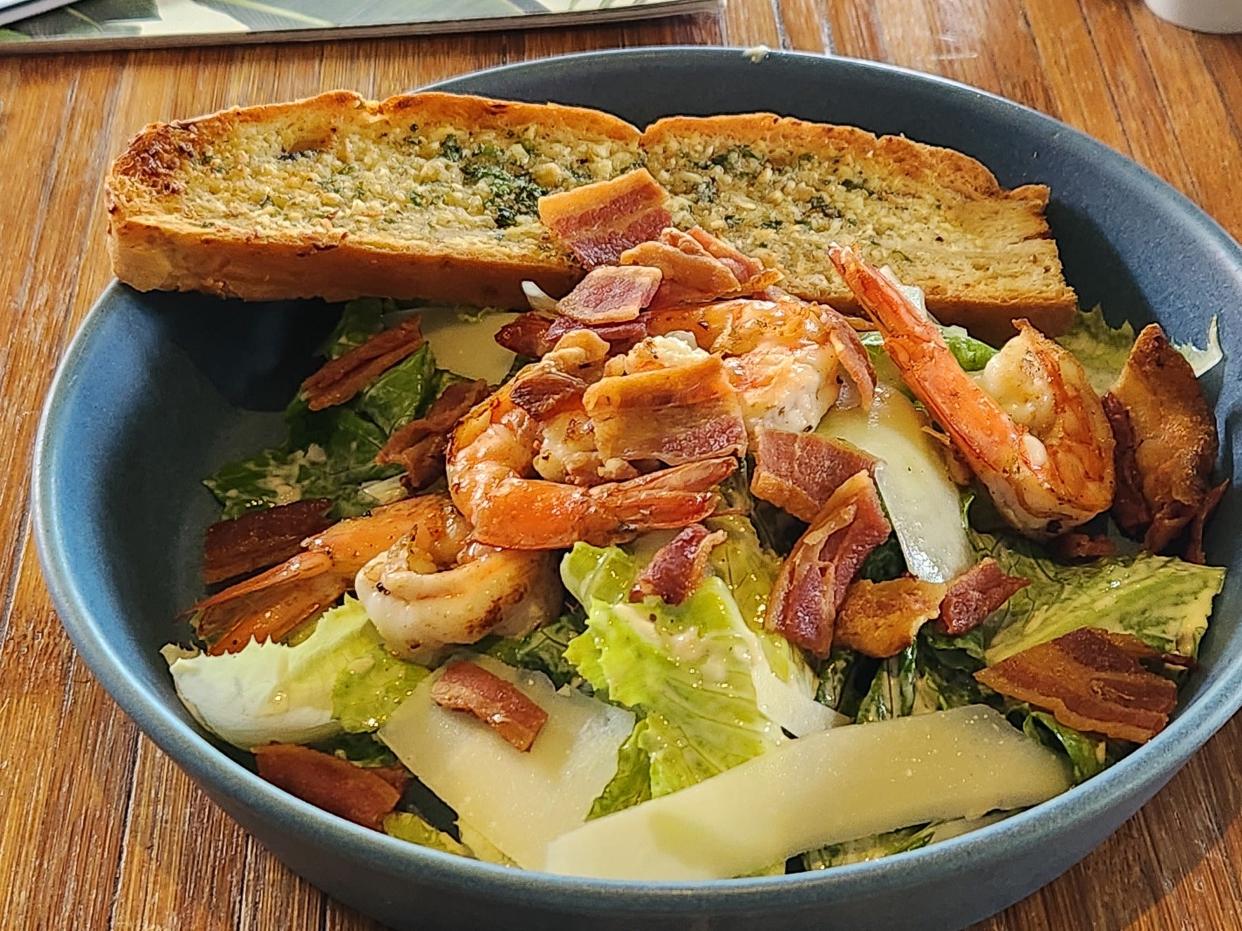 ボリュームたっぷりのシーザーサラダ