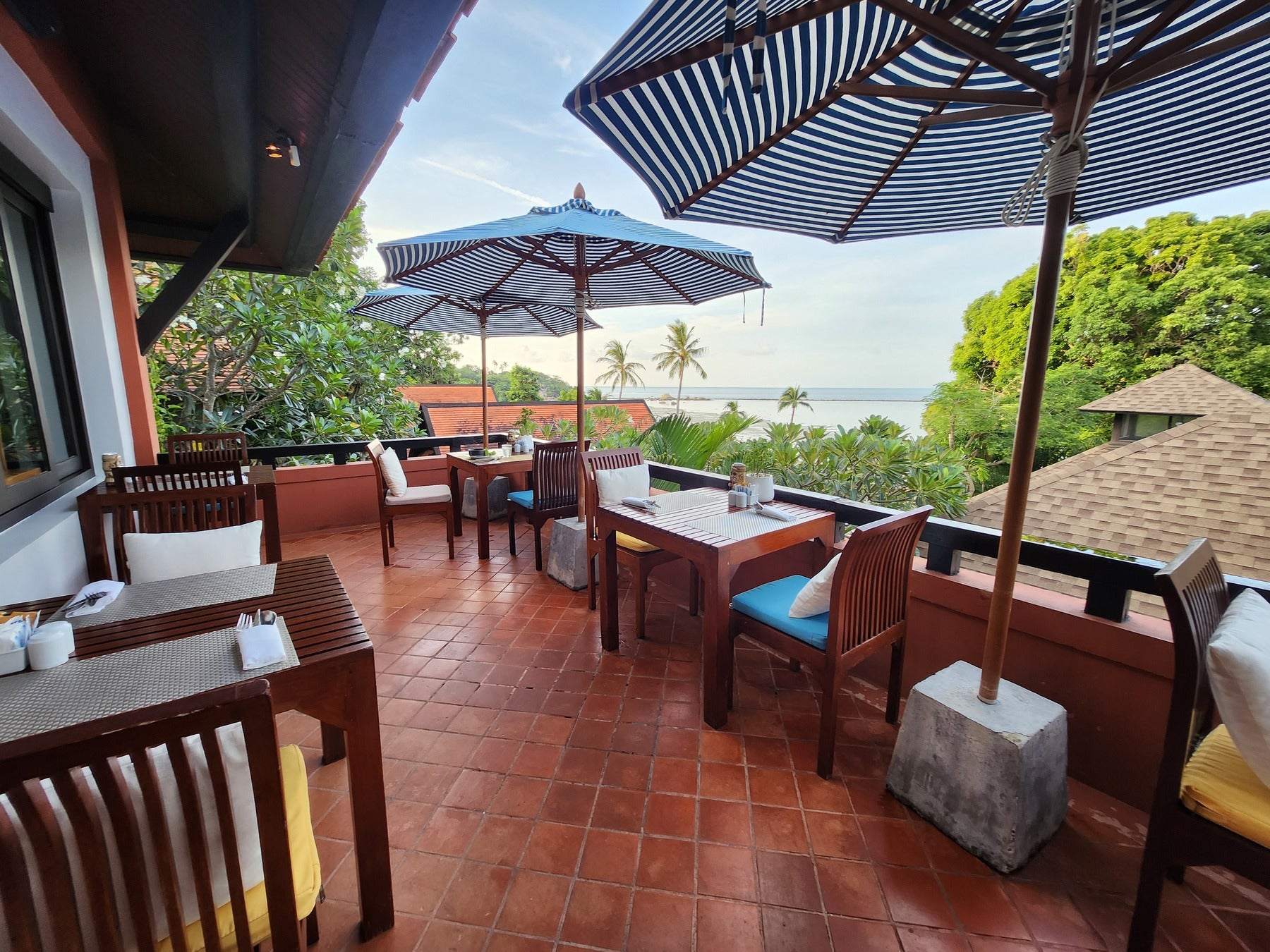 テラス席の眺めも良い