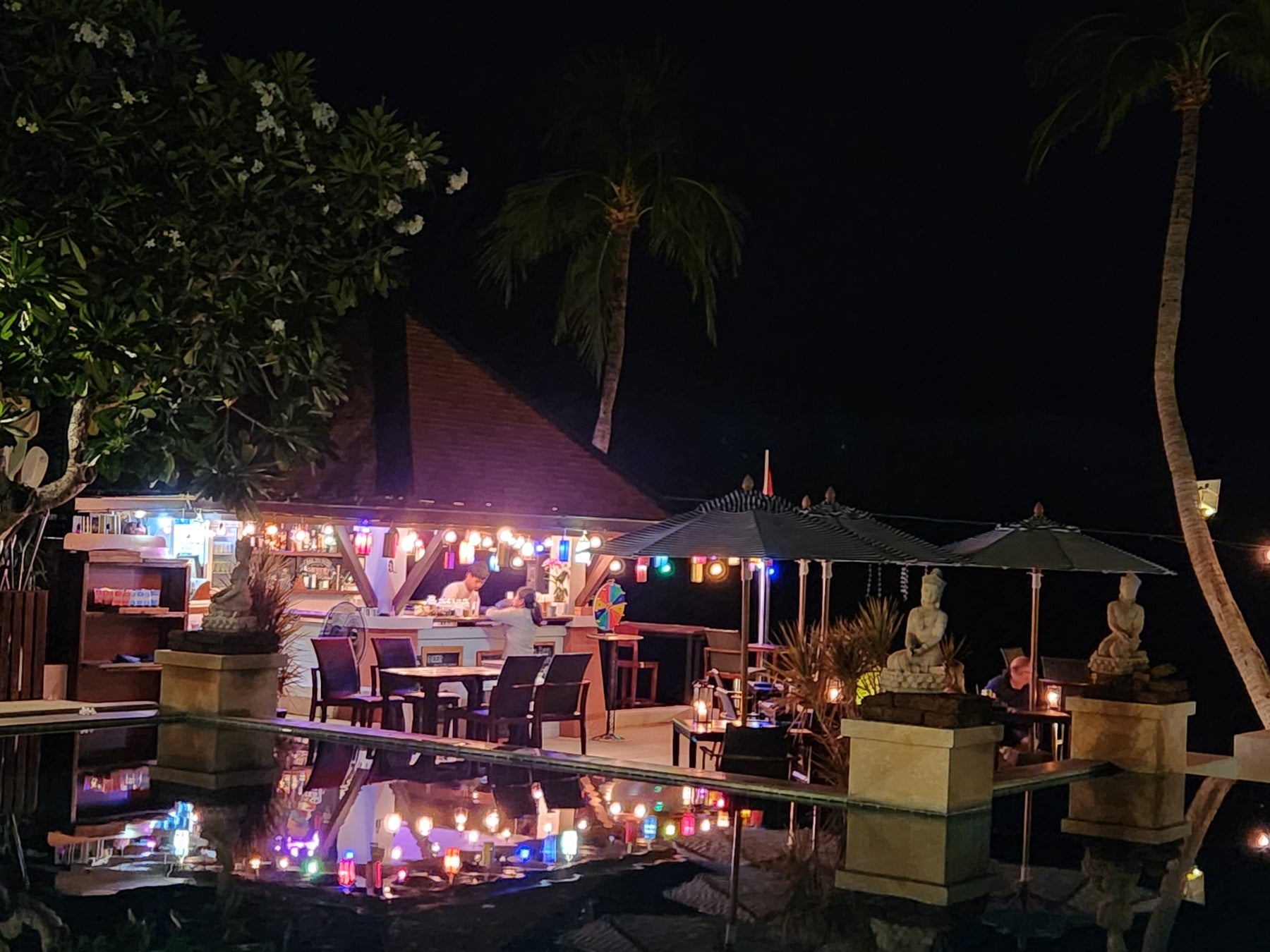 夜の雰囲気に変わるプールバー