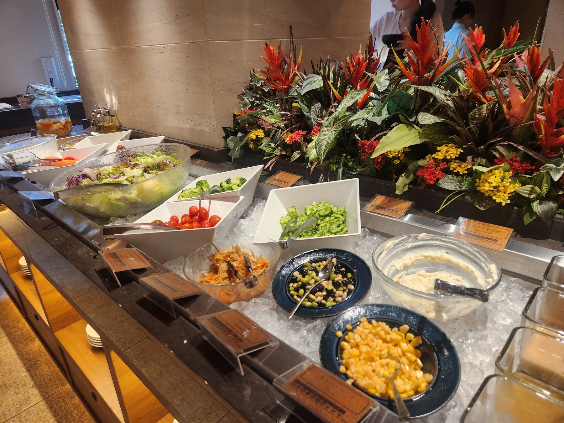 鮮やかなサラダビュッフェ