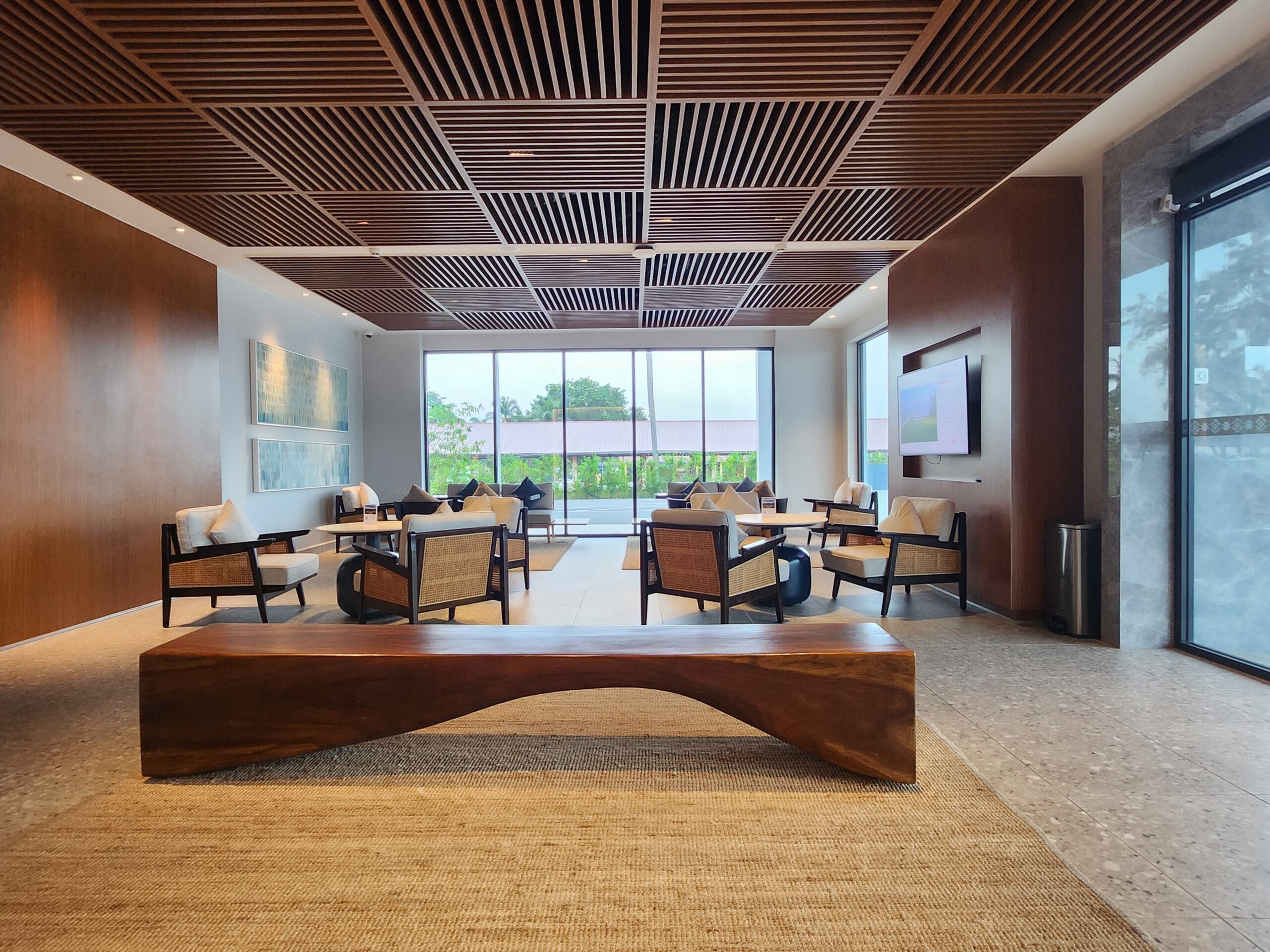 カウンターのラウンジ