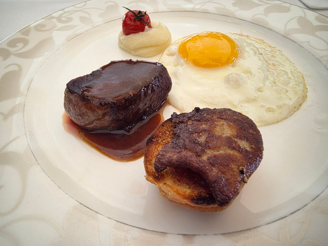 牛ステーキとフォアグラ × 目玉焼き