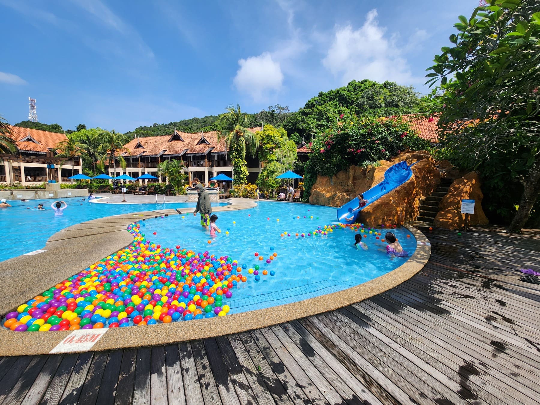 カラフルなボールが浮かぶプールとスライダー