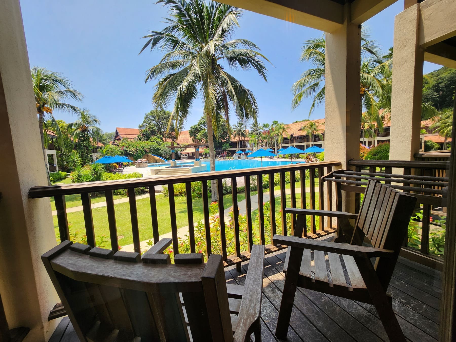 プールを望むバルコニー