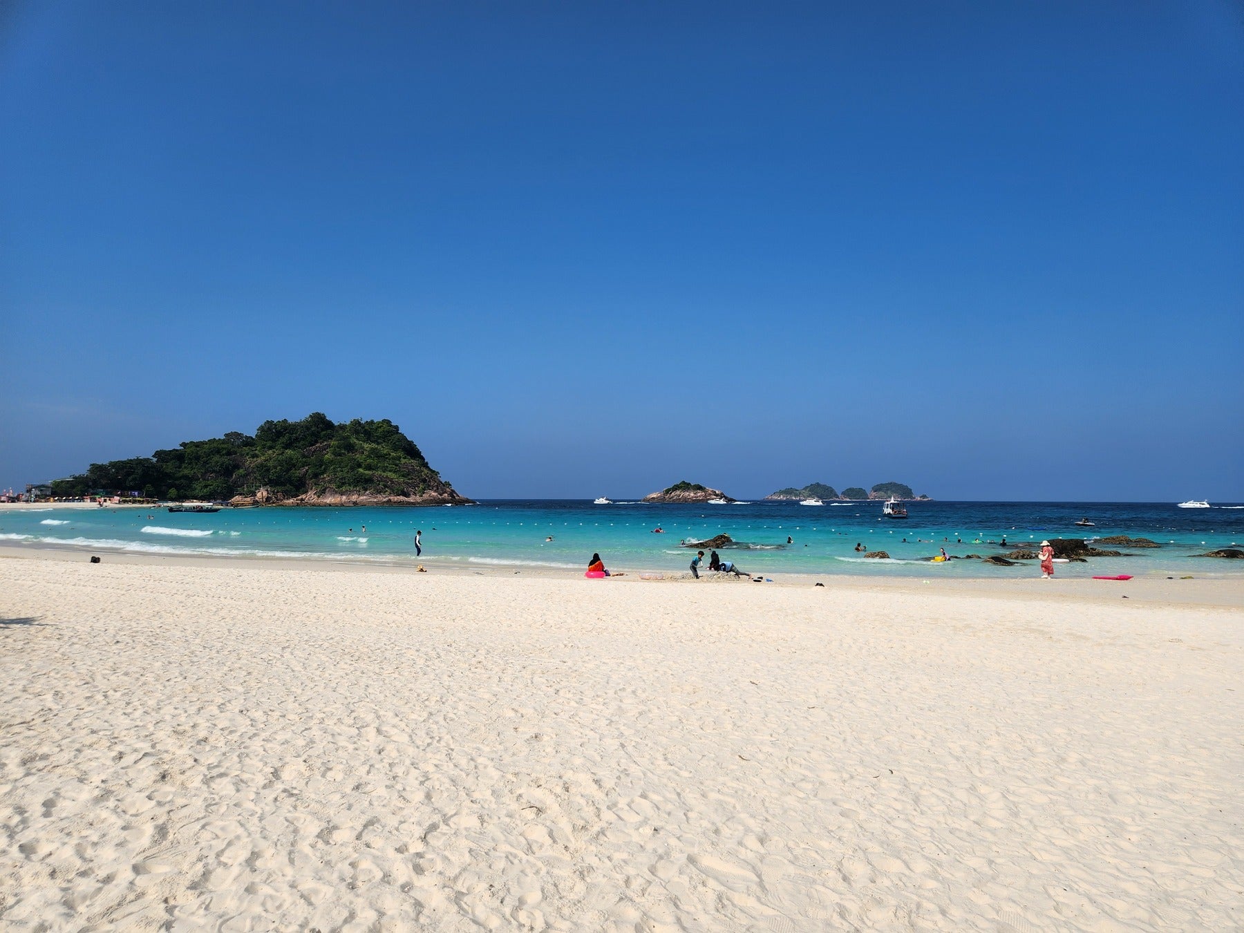 コバルトブルーと白砂のビーチ