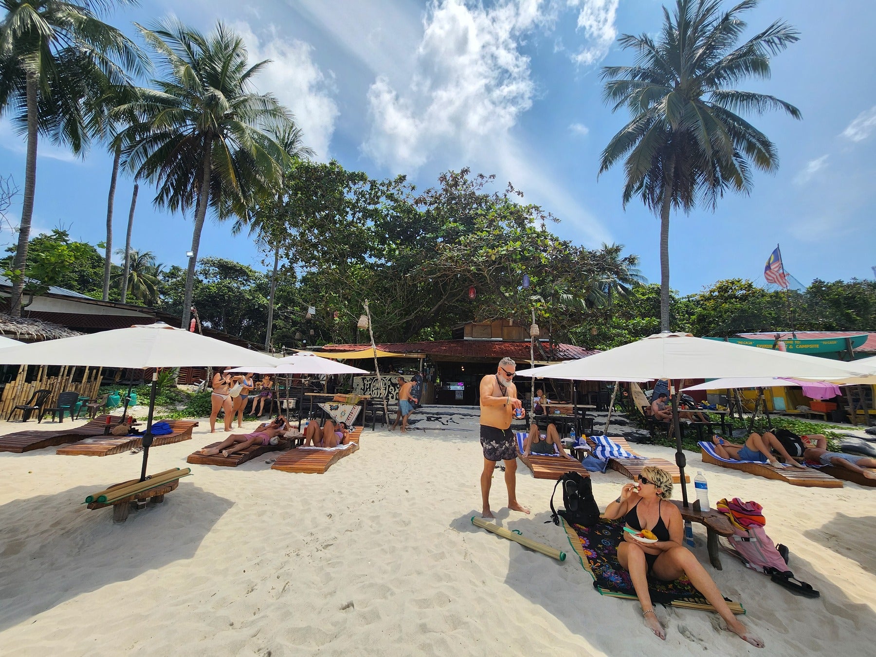 ローカルな雰囲気のビーチ
