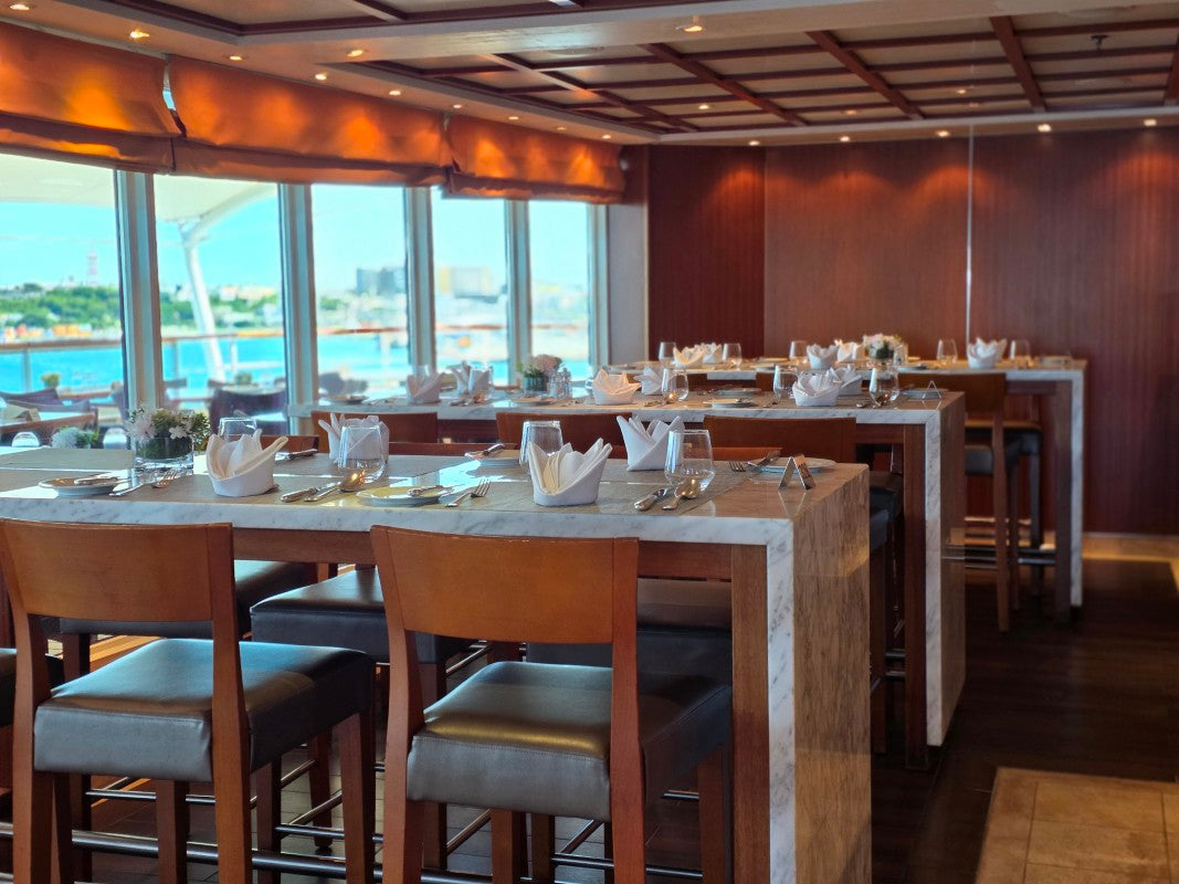 船内のレストラン