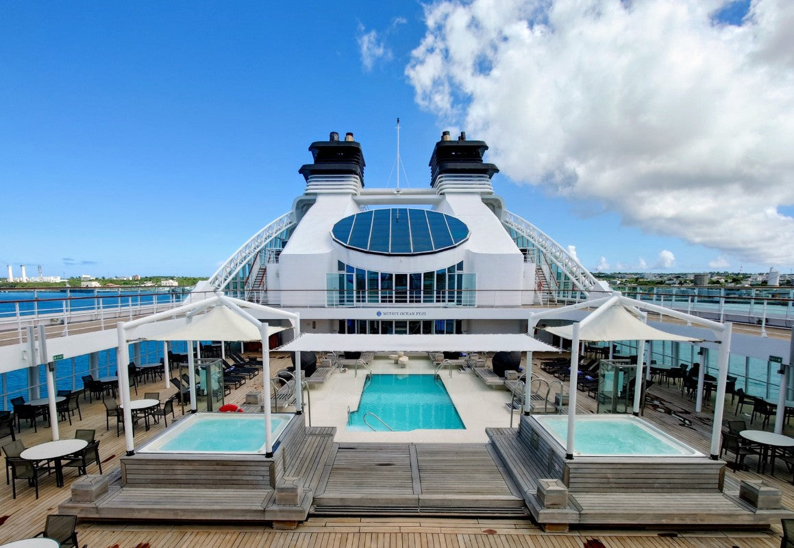 プールとジャグジー