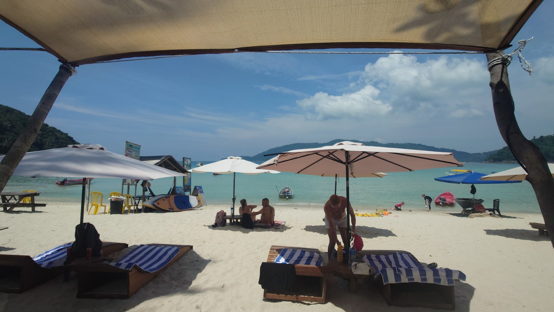 エメラルドブルーのビーチ