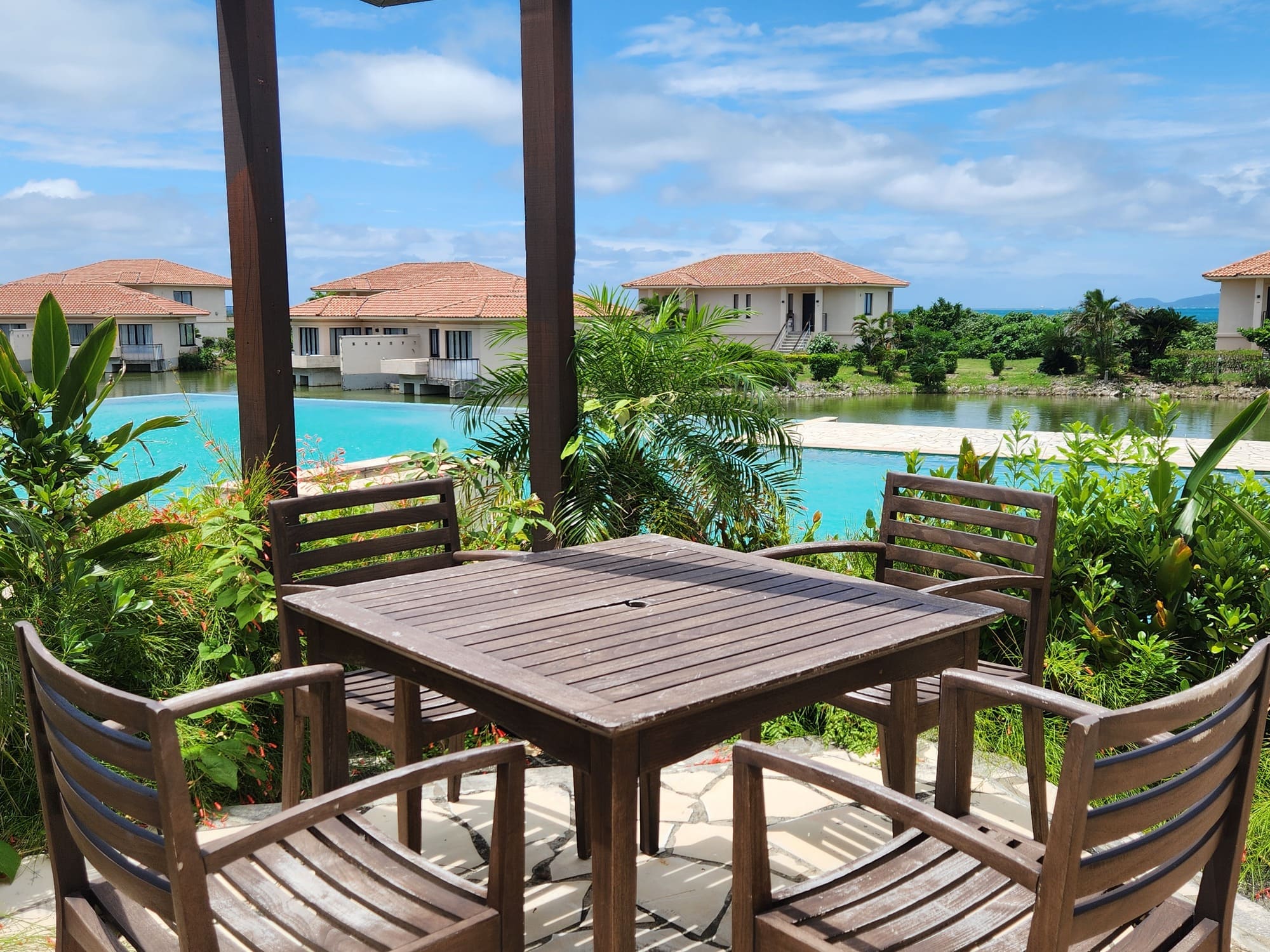 プールサイドでのんびりと