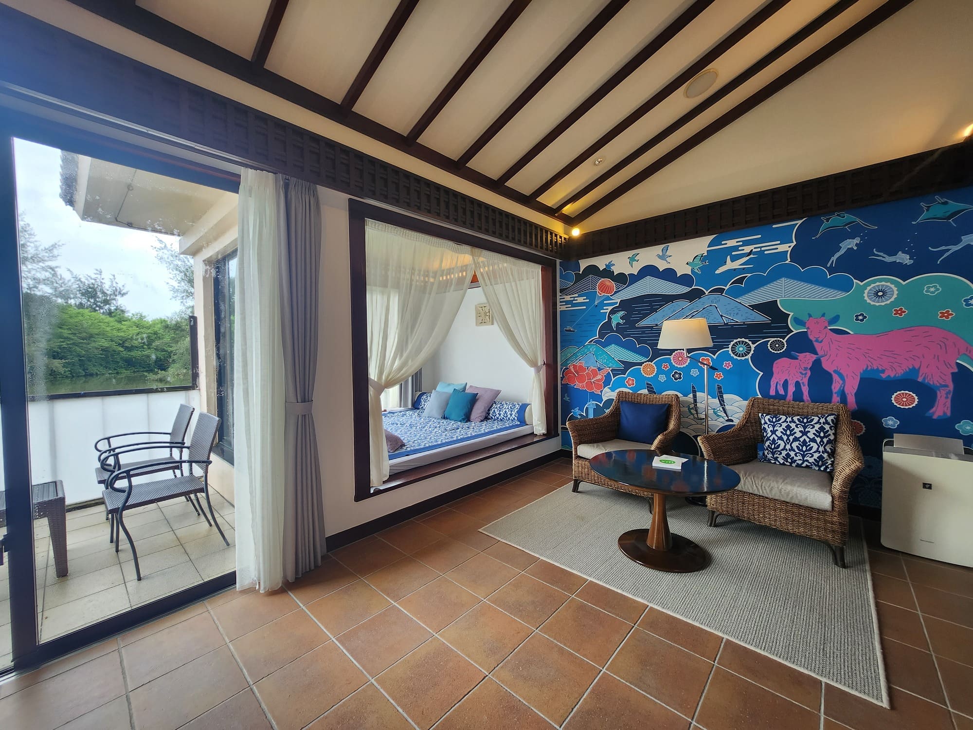 鮮やかな色使いの客室