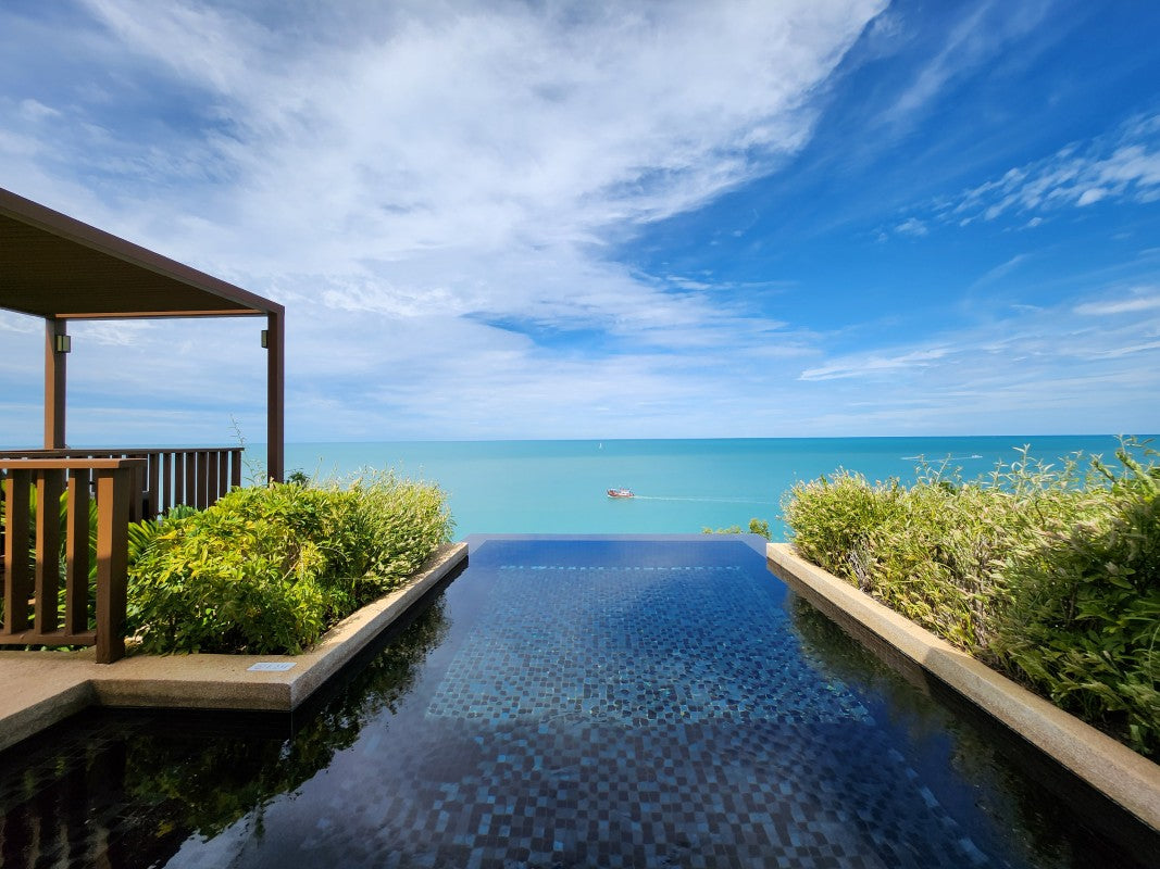 ターコイズブルーの海を眺めるプライベートインフィニティプール