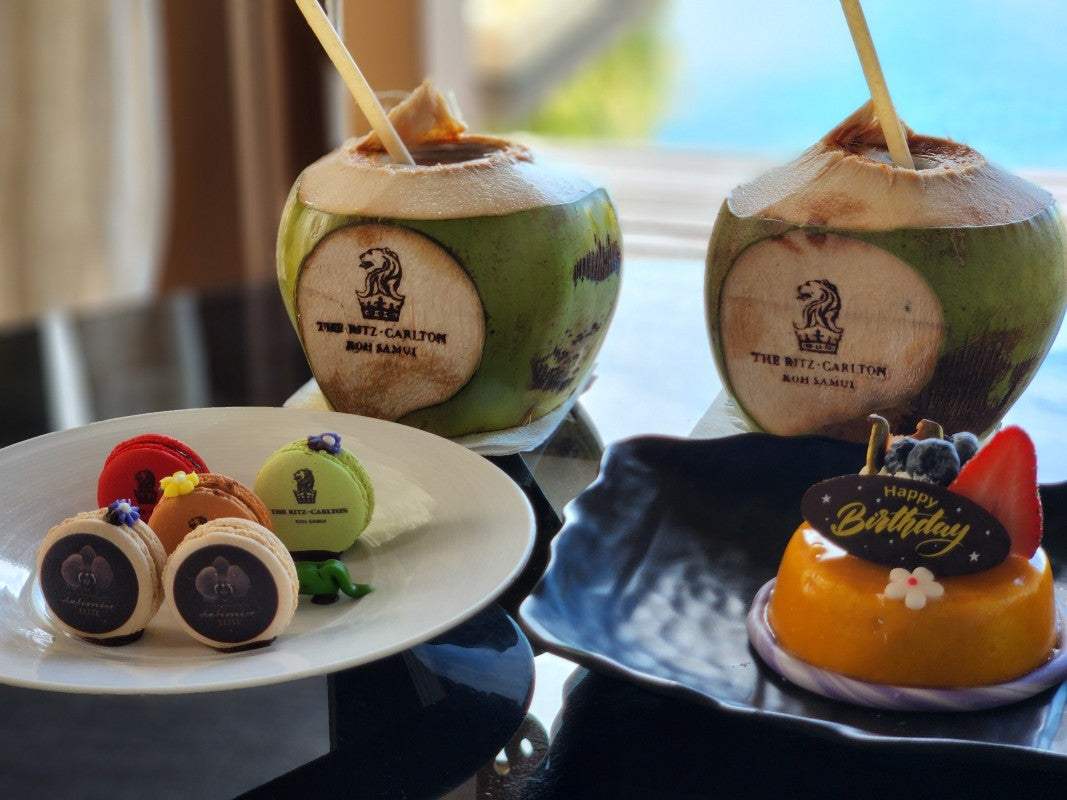 ココナッツジュースとバースデーケーキ