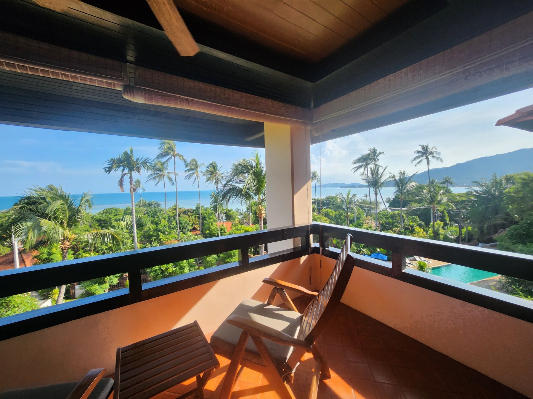 タワー棟の広々としたテラスと青い海