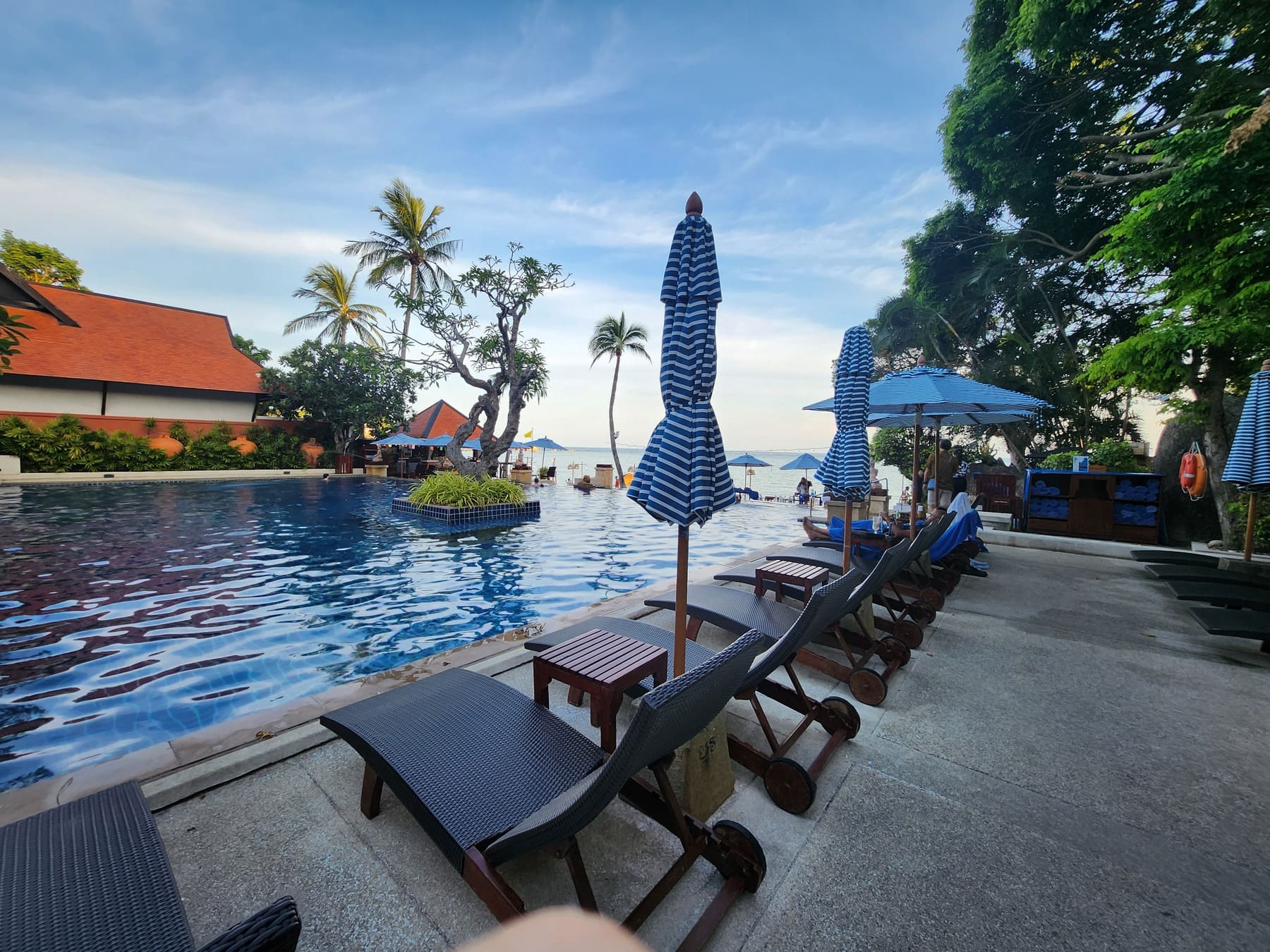 リゾート感あふれるインフィニティープール