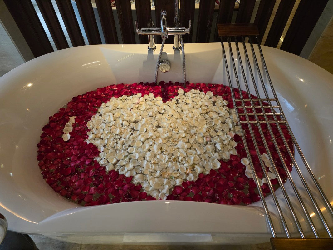 バラの花を浮かべたバスタブ