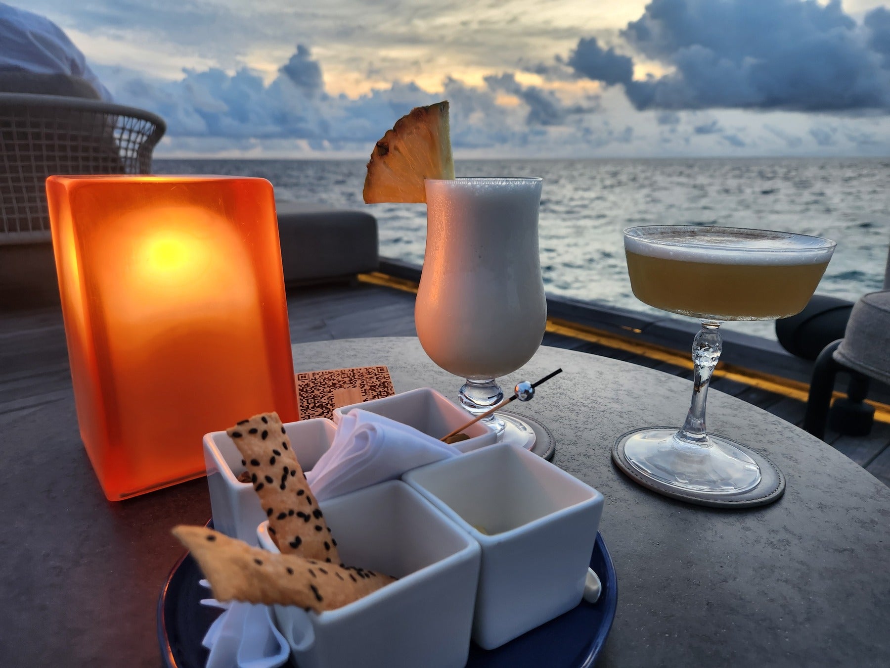 夕陽を望むバーでカクテル