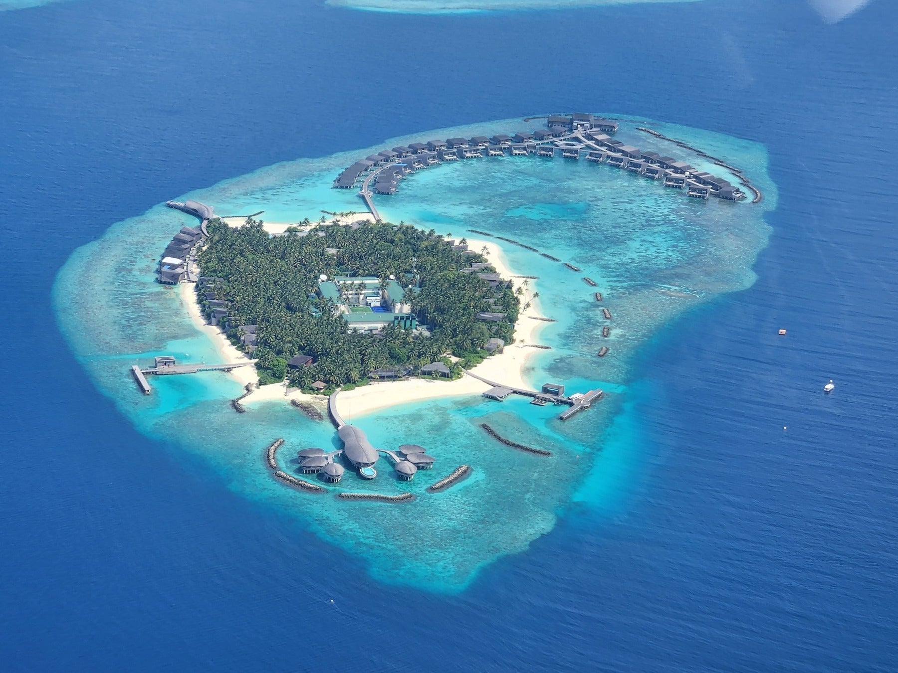 青い海に浮かぶヴォンムリリゾート