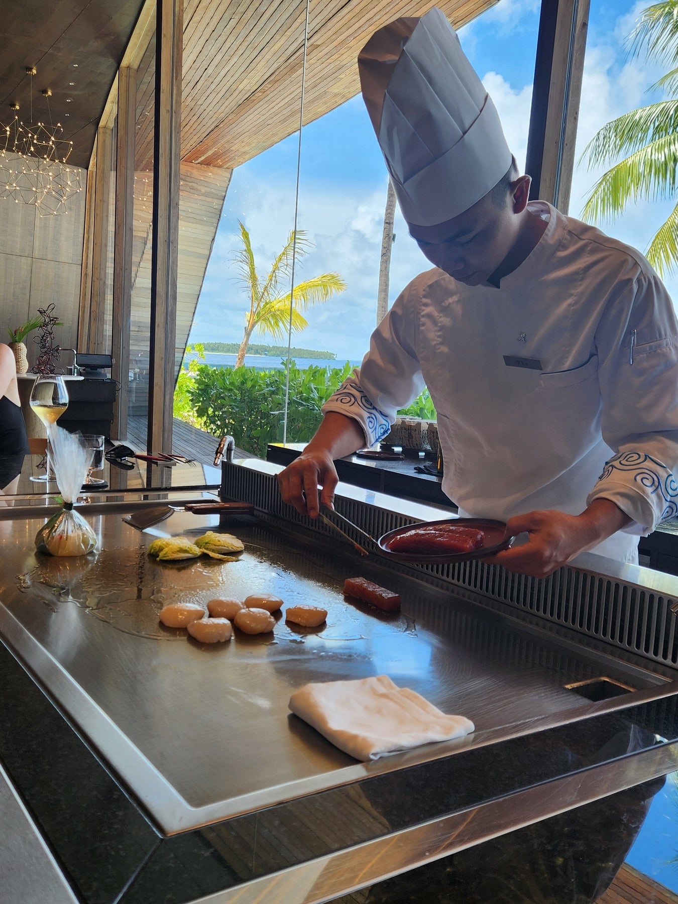 目の前で焼き上げるシェフ