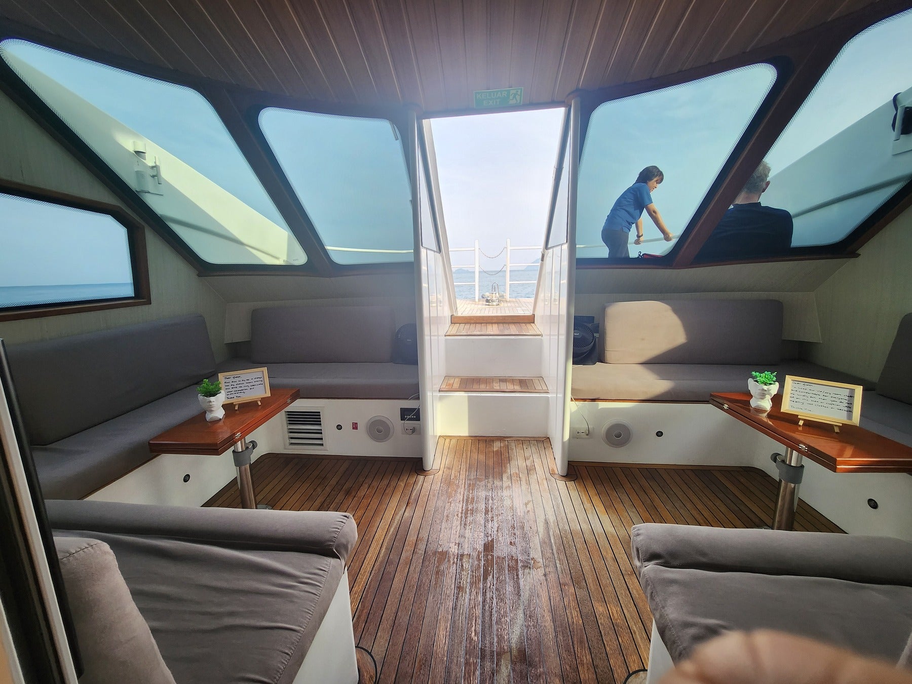 広々とした船内